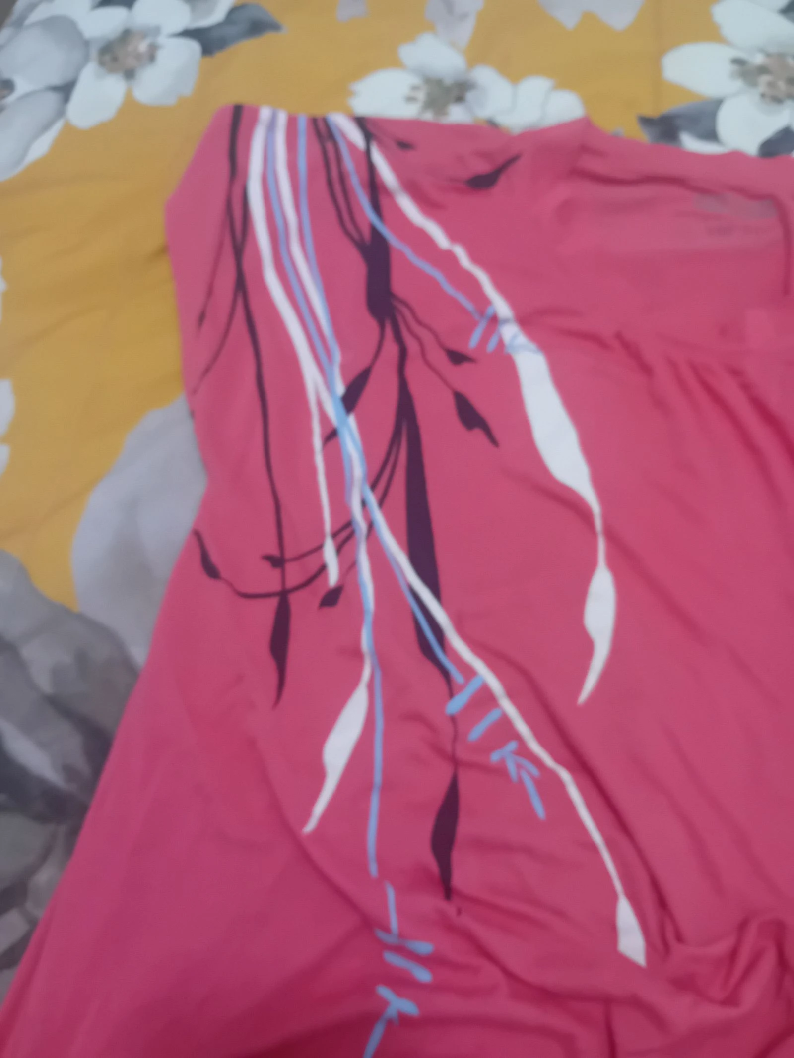 Blusa T-Shirt Rosa Coral con Patrón Abstracto y Cordones – photo 3
